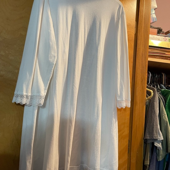 White Lace Trim Robe. Size M - Picture 4 of 6
